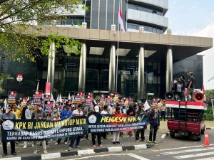 AMPL Demo di Depan Gedung KPK Tuntut Pengungkapan Gratifikasi Bupati Lampung Utara