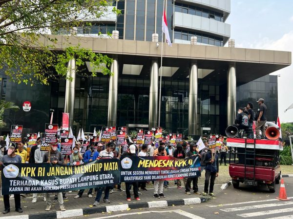 AMPL Demo di Depan Gedung KPK Tuntut Pengungkapan Gratifikasi Bupati Lampung Utara