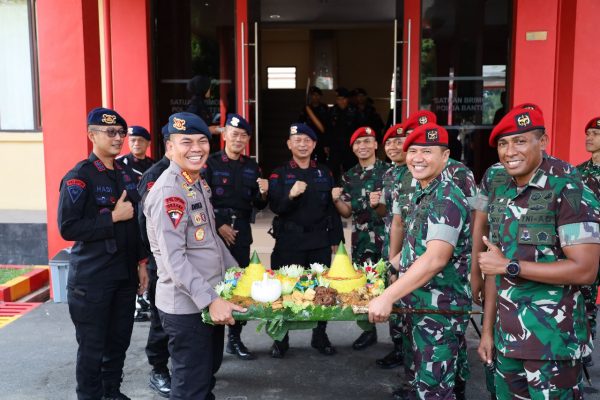 Dansat Brimob Polda Banten Menerima Kunjungan Dangroup 1 Kopassus