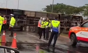 Bus Terguling Hingga Melintang di Jalur KM 98 Tol Cipali, Polisi: Tidak Ada Korban Jiwa