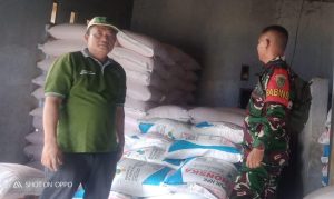 Sertu Syahroni Babinsa Koramil 0602-10/Pontang Pantau Ketersediaan Pupuk Untuk Petani 