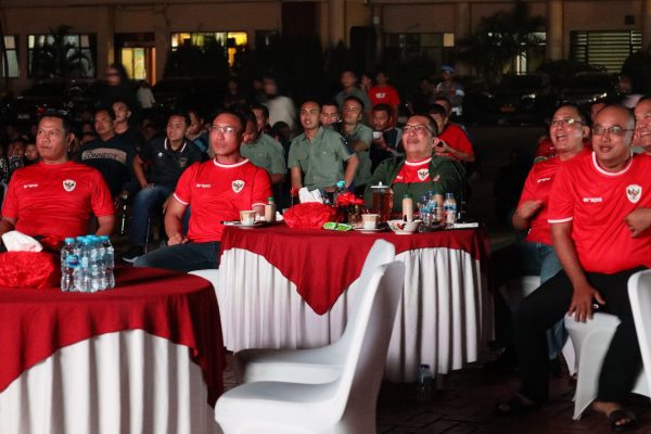 Dukung Timnas Indonesia, Kapolda Banten Gelar Nonton Bersama Warga