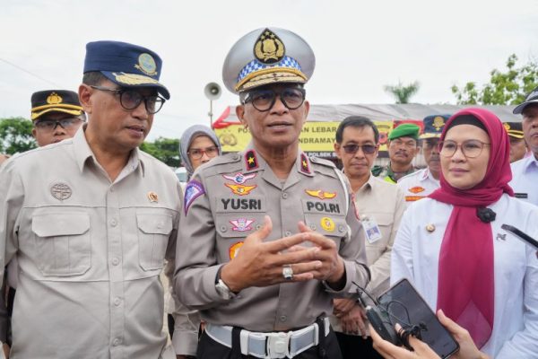 Tinjau Stasiun Cirebon, Dirregident Dampingi Menhub Bagikan Bingkisan kepada Pemudik