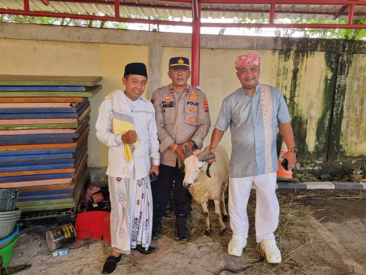 Kapolres Serang Sembelih Sapi Qurban Usai Melaksanakan Shalat Idul Adha di Masjid Assalam