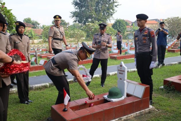 Jelang Hari Bhayangkara ke-78, Polda Banten Gelar Ziarah dan Tabur Bunga