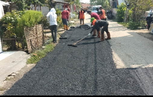 Pekerjaan Pemeliharaan Jalan Tambal Sulam Hotmix di Desa Onyam-Kandawati di Apresiasi Warga