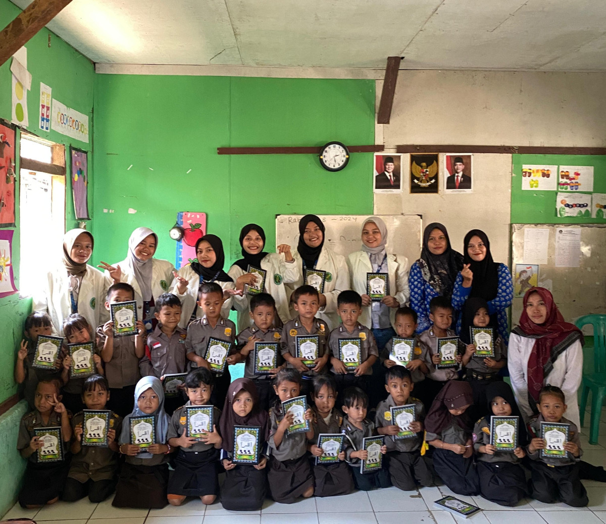 Mahasiswa Kukerta UIN SMH Banten Kelompok 86 Bagikan Buku Iqro di PAUD Raudhah Desa Mekarjaya