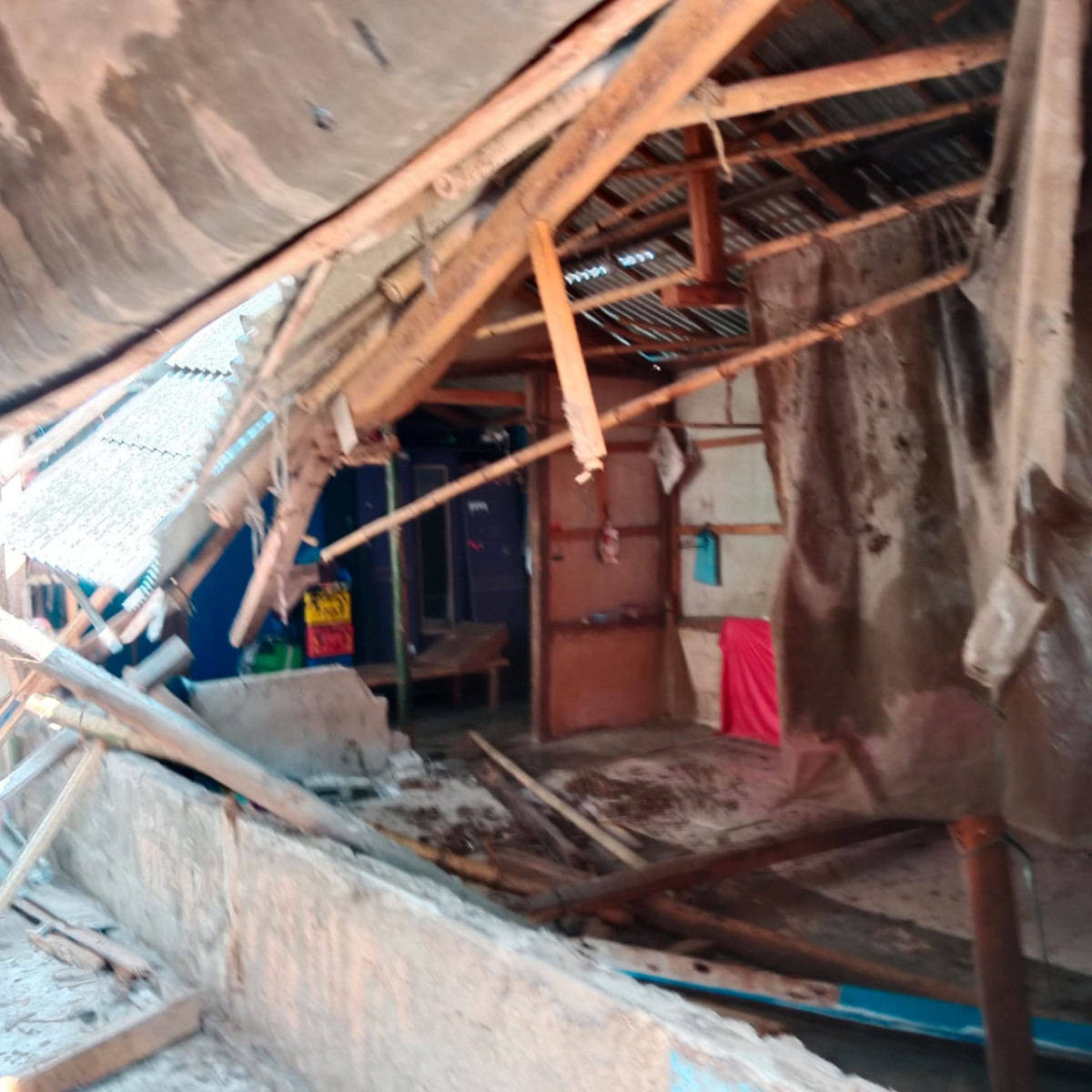 Miris Sekali Rumah Warga Desa Pasir Ampo Ambruk/Roboh. Pemerintah Desa Seakan Tutup Mata
