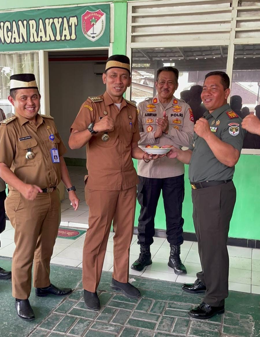 Jajaran Camat Dampingin Kapolsek Kresek Kunjungi Koramil 07 Kresek 0510/Tigaraksa Berikan Ucapan HUT TNI Ke 79