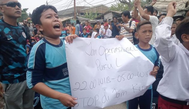 Rekan Sekolahnya Terlindas Truck Tanah Puluhan Anak Didik SD Gelar Aksi Aturan Jam Operasional Pengangkut Tanah