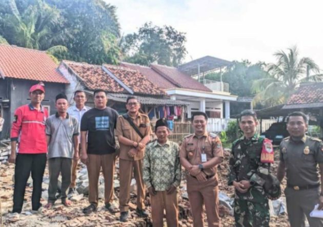 Camat Kemiri Tinjau Rumah Warga yang Ambruk di Desa Klebet